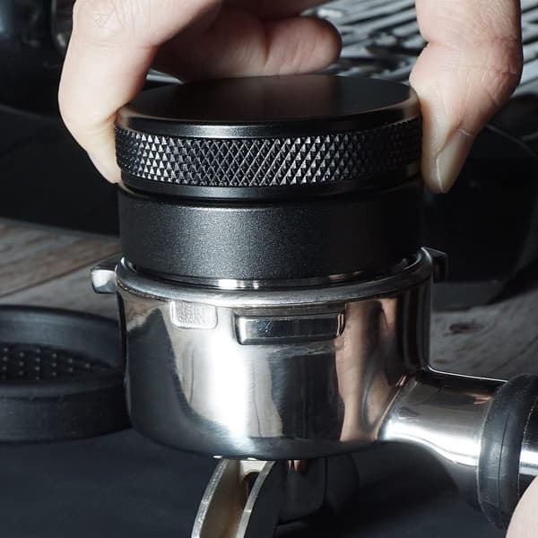 Kaffedispenser - 53 mm - Kaffedistributør - Espressodispenser - Espressomaskin - Kaffetamper - Kaffestamper - Barista Essentials