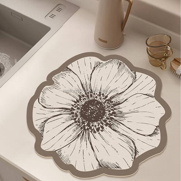 Sort blomstermønstret coaster med lyseblå kant til bordbeskyttelse