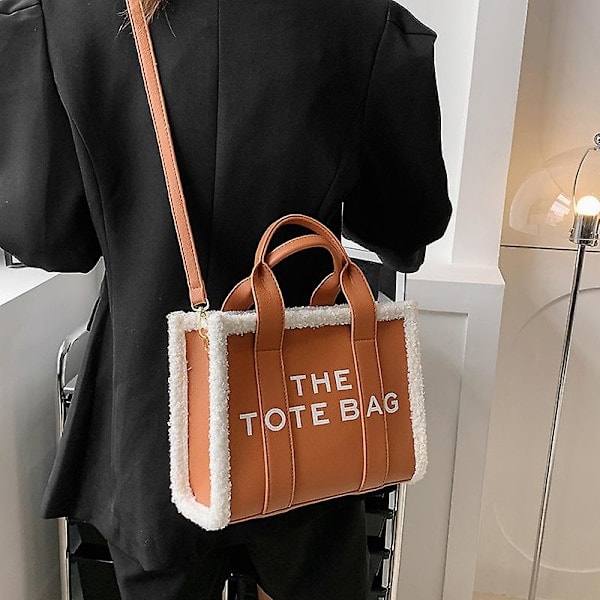 Toteväska för kvinnor vinter design lammull PU mode bokstäver handväskor dam lyx axel crossbody handväska brun