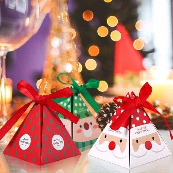 3 Julklappsaskar – Triangulära Godisförpackningsaskar – Jultomte & Julgran – Röd/Grön – 8×8×9 cm