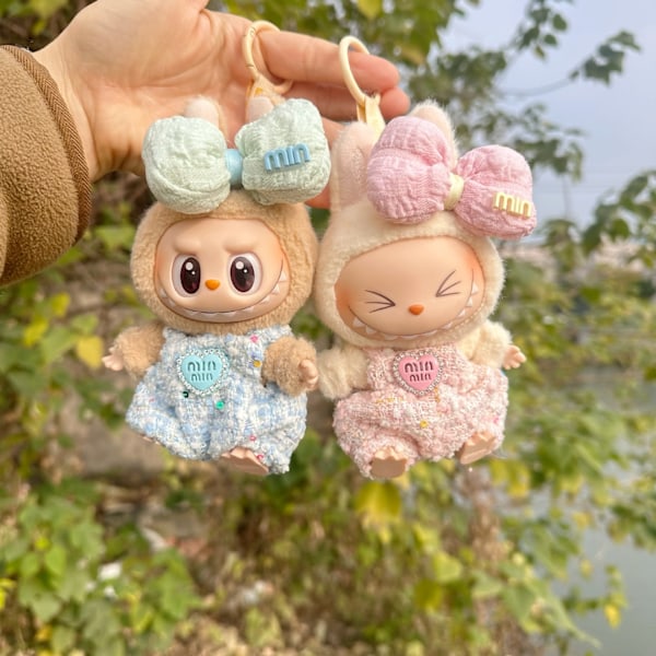 /NC/Andre generasjons Labubu dukke klær Kun klær Blind Box tilbehør Jumpsuit Duftstil for sittende festutskifting Zuan min pink  style jumpsuit set