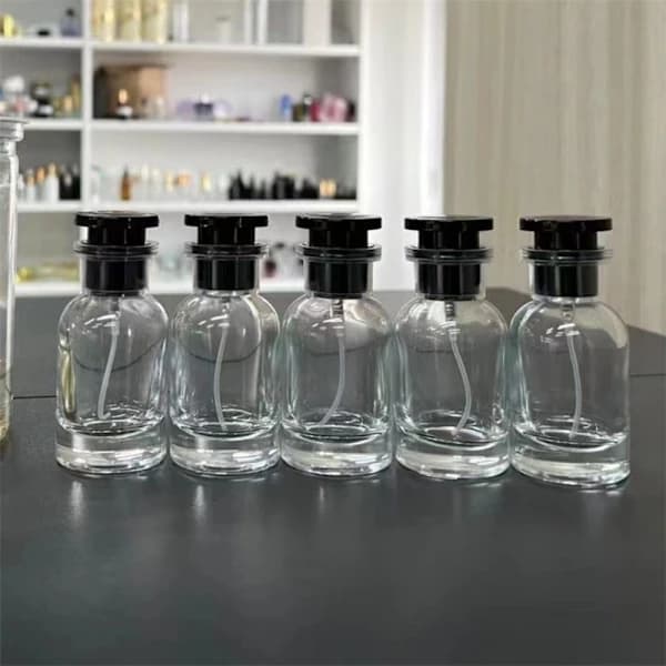 1. Annostelusuihkepullot Hajusteiden täyttöpullo MUSTA 30ML musta 30ml