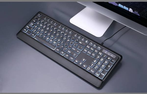 Baggrundsbelyst USB-tastatur med store taster, kablet design til ældre, sort