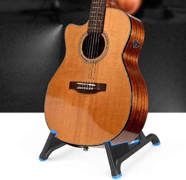 Vikbart gitarrstativ med låg tyngdpunkt, mjuk silikonvaddering och halkfria fötter för akustisk gitarr, elgitarr, bas och fiol, svart/blå