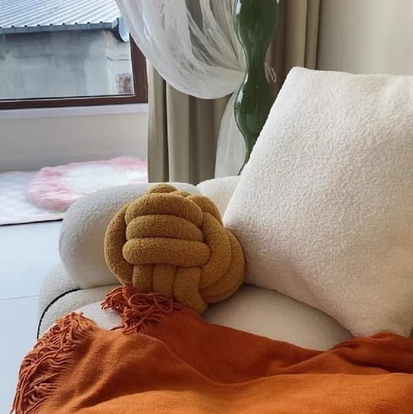 22 cm solmukohde - Karamellinvärinen teddykangas tyyny