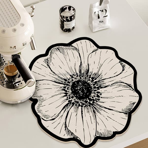 Sort blomstermønstret coaster med lyseblå kant til bordbeskyttelse