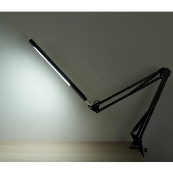 LED skrivebordslampe med justerbar arm Sort