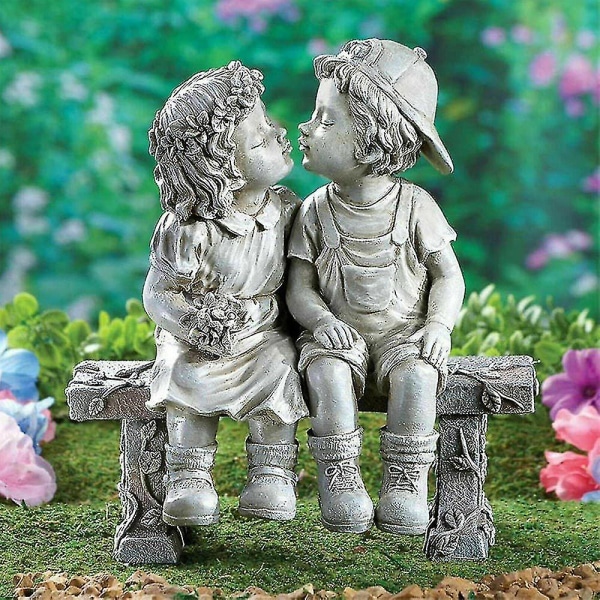 Kyssar barn pojke och flicka harts staty trädgård prydnad skulptur utomhus gård dekoration