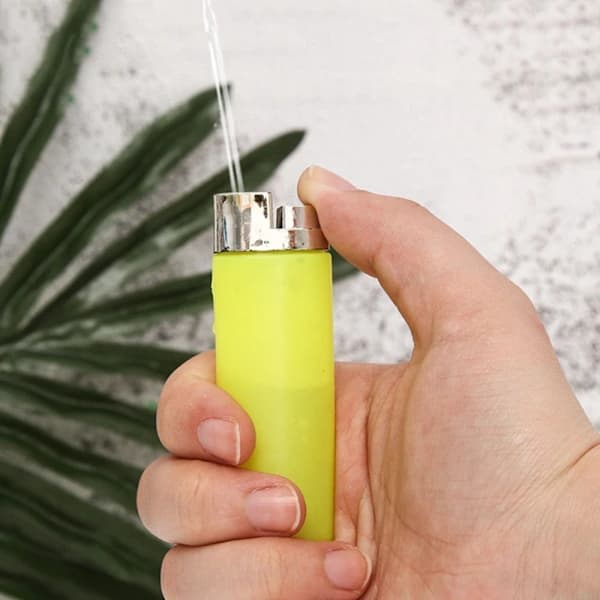 4ST Vandstråle Lighter Spøg Legetøj Spøg Rekvisitter 4STK Tilfældige Farver