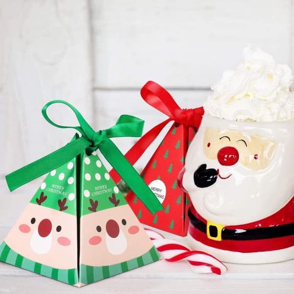 3 Julklappsaskar – Triangulära Godisförpackningsaskar – Jultomte & Julgran – Röd/Grön – 8×8×9 cm