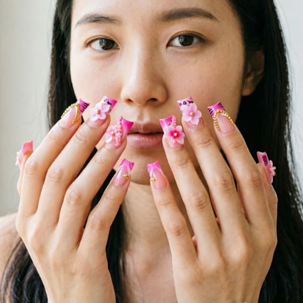 Rosa Gradient Manikyr Nagelset med Blomdetaljer och Leopardkontrast