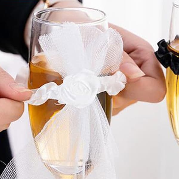 2 stk. bryllupsvin champagneglas kop brudgom sort hvid kjole gave