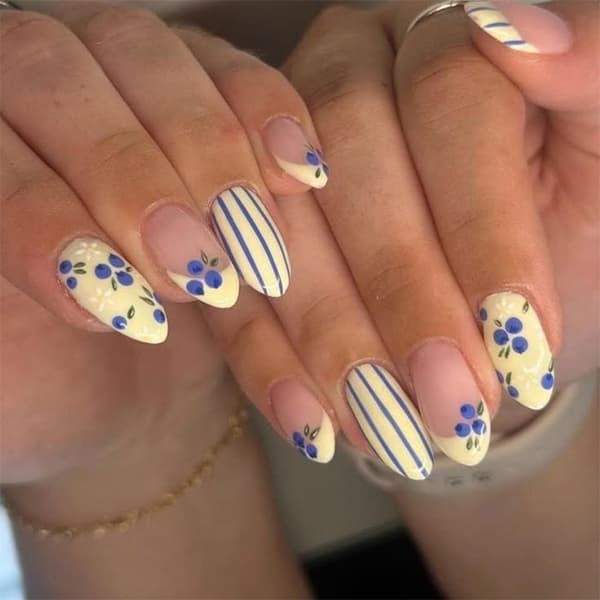 Blå Hvid Blomstret Press On Manicure Sæt Mandelform, Blød Pink Base, 30 Stk.