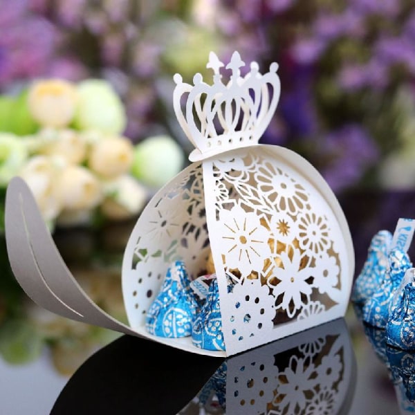 25 st/förpackning Love Heart Crown Laser Cut Hollow Favors Presenter Choklad Godis lådor White