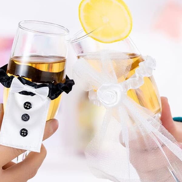 2 st bröllopsvin champagneglas kopp brudgum svart vit klänning present
