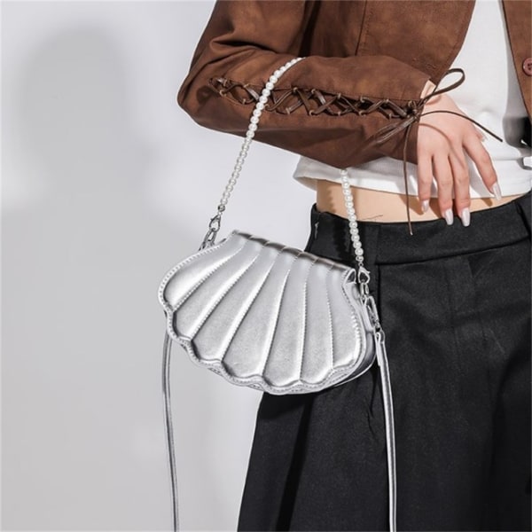 Kvinnor PU Axelväska Mode Pearl Chain Handväska Söt skalform Crossbody-väska Kvinnlig Messenger Bag för Bal Silver