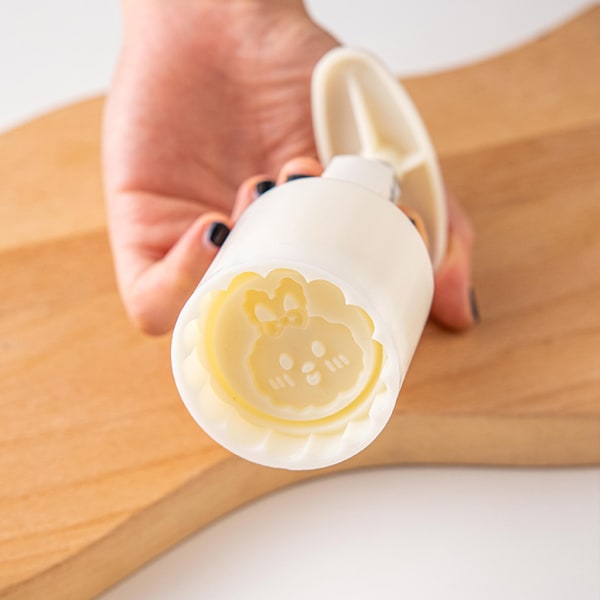 Plastmaterial Mould 50g Rund sida Djurform Design Mooncake molds med 6 olika mönster Stämplar för midhöst