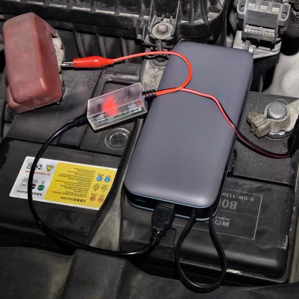 12V batteriladekabel i plasttekstur egnet for bilbruk
