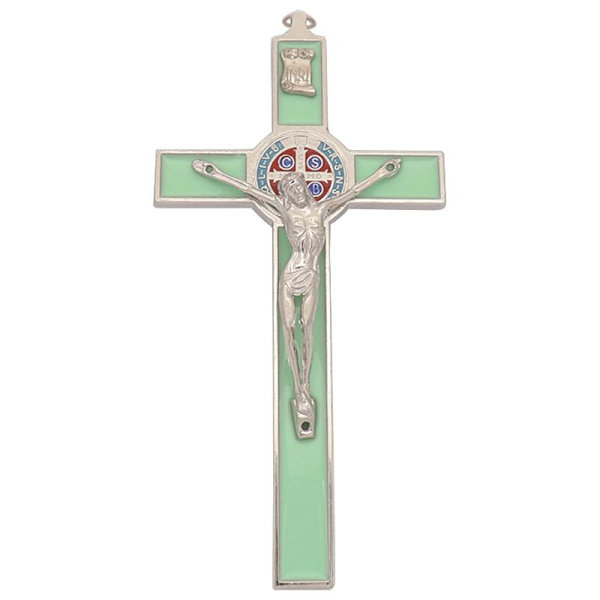 Metallinen, pimeässä hohtava ristin muotoinen Jeesus-patsas, ristiinnaulittu, kristillinen, katolinen