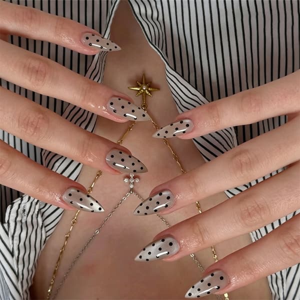 Grå finish mandel manicure sæt med sort prikmønster detalje