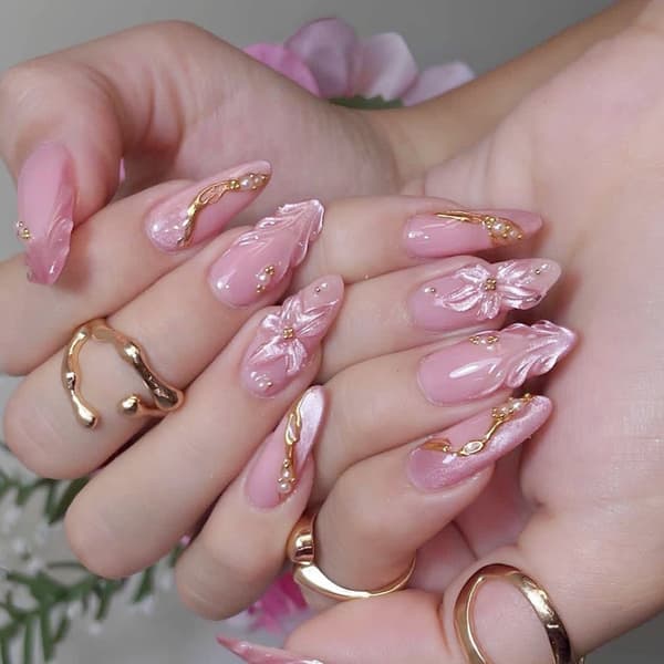 Bærbart Manicuresæt med 3D Blomsterdesign, Blød Rosa Finish, Guldkant