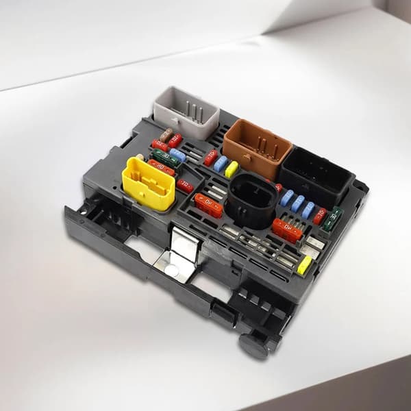 Lättinstallerad motorfusesbox 9809742780 för förbättrad fordons prestanda
