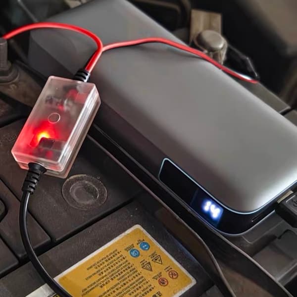 12V batteriladekabel i plasttekstur egnet for bilbruk