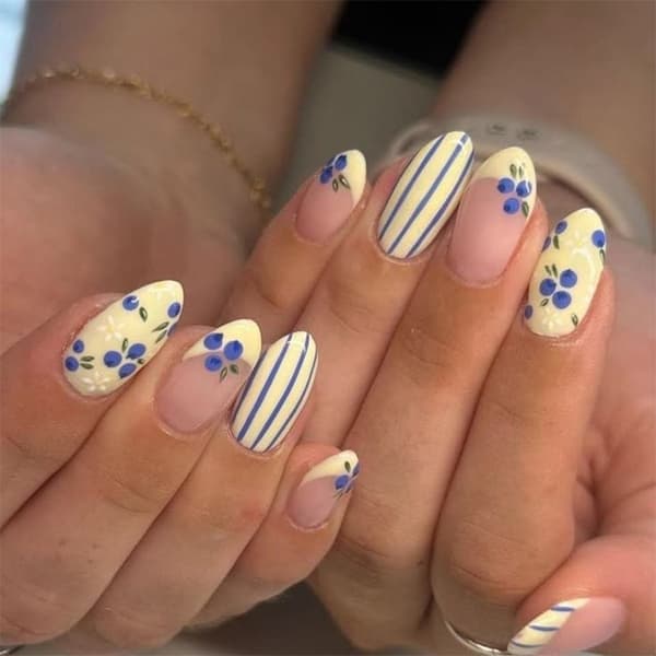 Blå Hvid Blomstret Press On Manicure Sæt Mandelform, Blød Pink Base, 30 Stk.