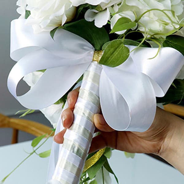 Rose bröllop brudbukett romantiska vattenfall håller blomma bruden brud brud