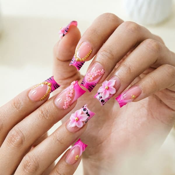 Rosa Gradient Manikyr Nagelset med Blomdetaljer och Leopardkontrast