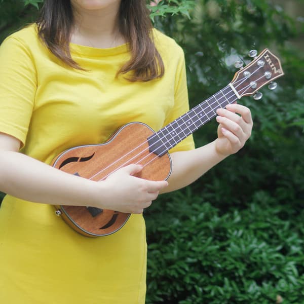 21 tums valnötsukulele liten gitarr nylonsträngar ukulele för nybörjare barn