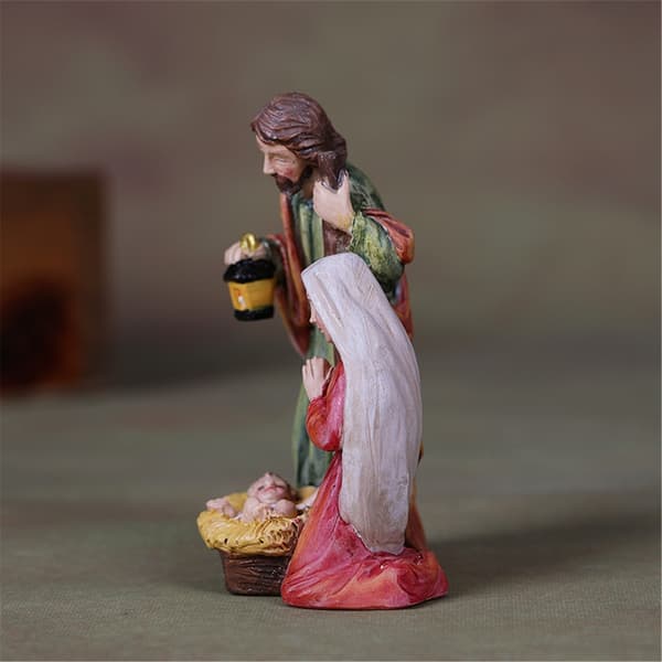 Religiøs krybbespillstatue hellig familiefigur for høytidsfeiring