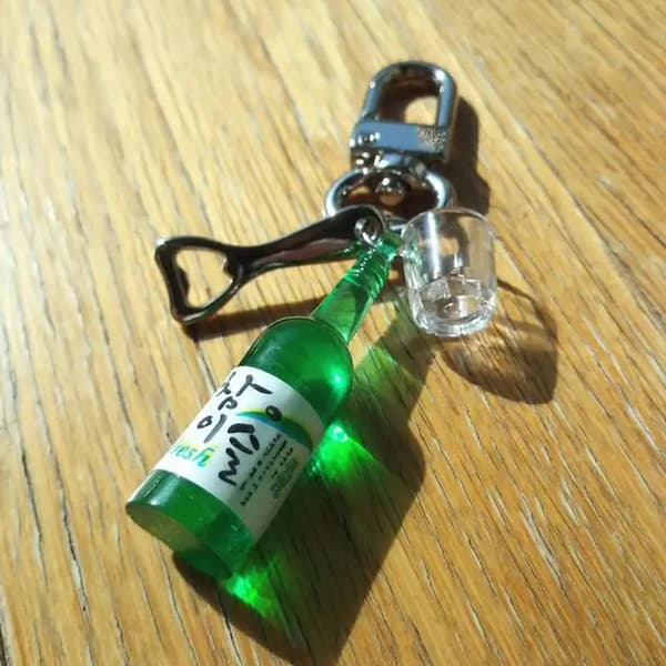 Muodikas asuste Soju-olutpullon avaimenperä puhelinketjuominaisuudella