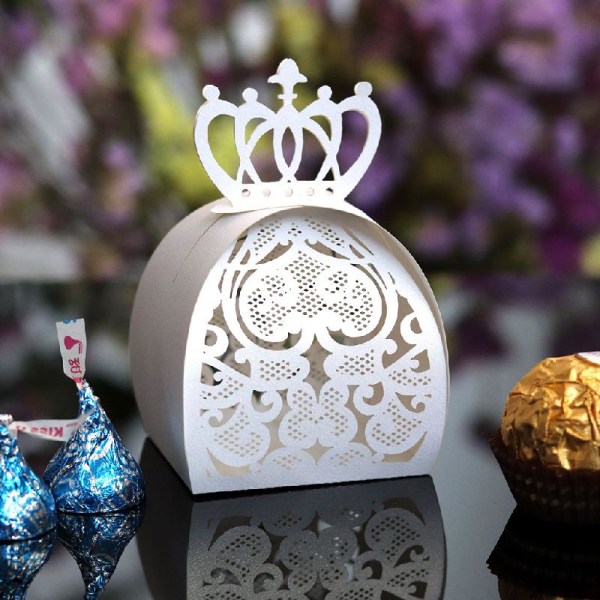 25 st/förpackning Love Heart Crown Laser Cut Hollow Favors Presenter Choklad Godis lådor White