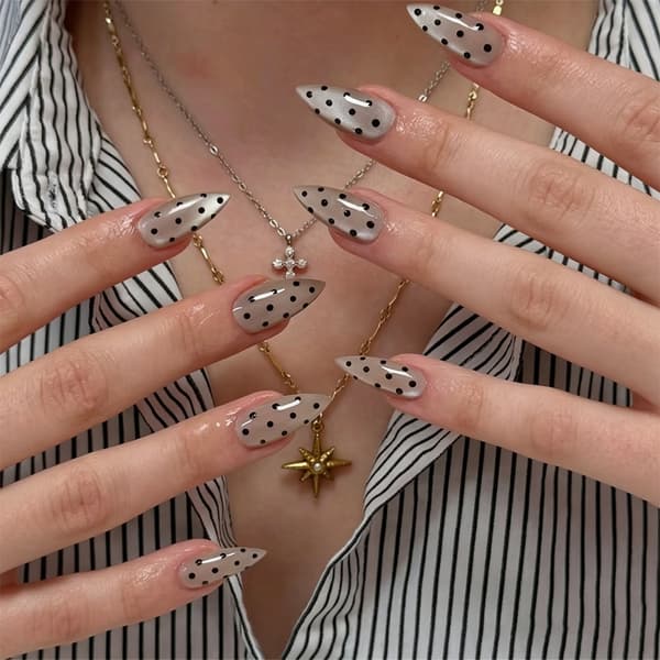 Grå finish mandel manicure sæt med sort prikmønster detalje