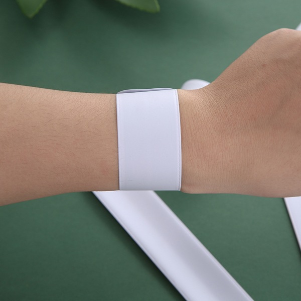 30 stycken Vita Slap Armband DIY Blank Slap Band Bulk Plast Party Armband för födelsedagsfest Konsert Skolpyssel
