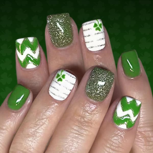 24 stk. St. Patrick's-tema kunstige negle grønne lykkebringere hvide glitrende design