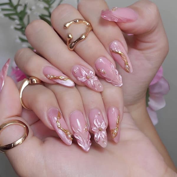 Bærbart Manicuresæt med 3D Blomsterdesign, Blød Rosa Finish, Guldkant