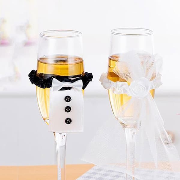 2 st bröllopsvin champagneglas kopp brudgum svart vit klänning present