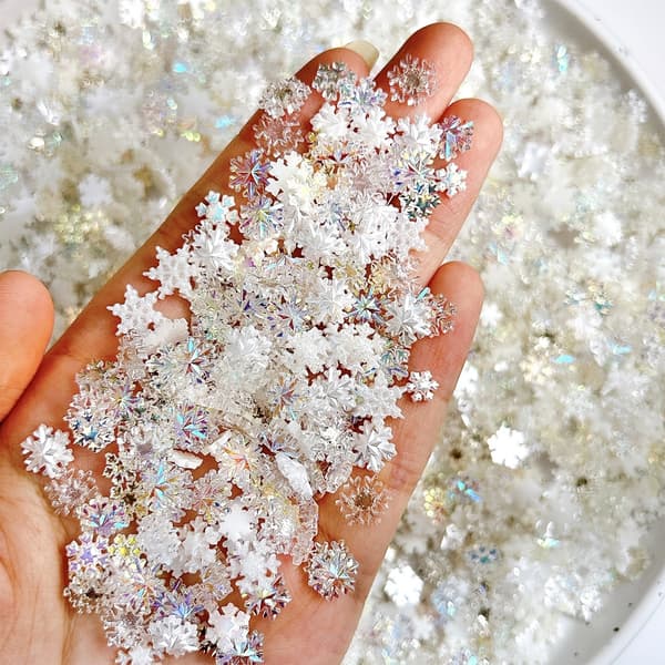 1 sett tilfeldig blandede hvite iriserende snøfnugg neglekunstdekorasjoner for DIY