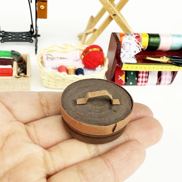 Miniatyr rund syförvaringslåda för 1/12 skala dockhus display trä