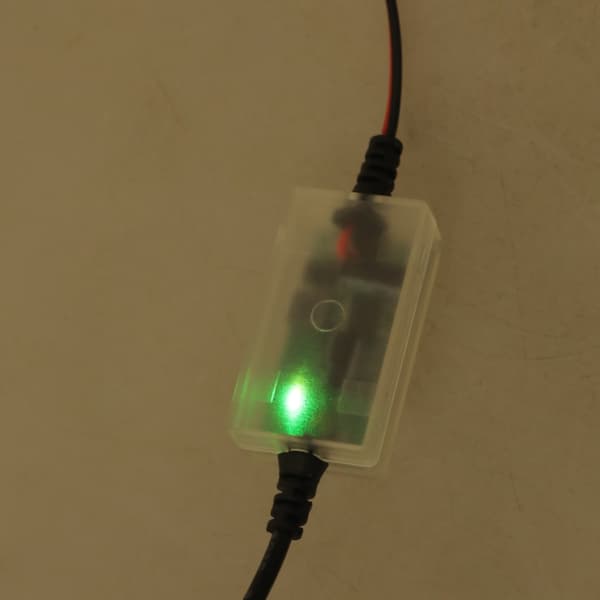 12V batteriladekabel i plasttekstur egnet for bilbruk