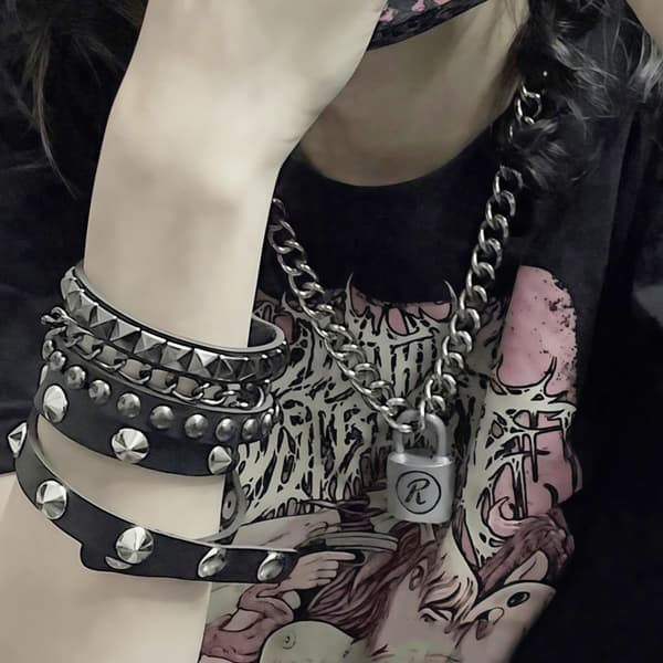 Förpackning med 9 punknitade stapelbara breda läderarmband justerbar storlek