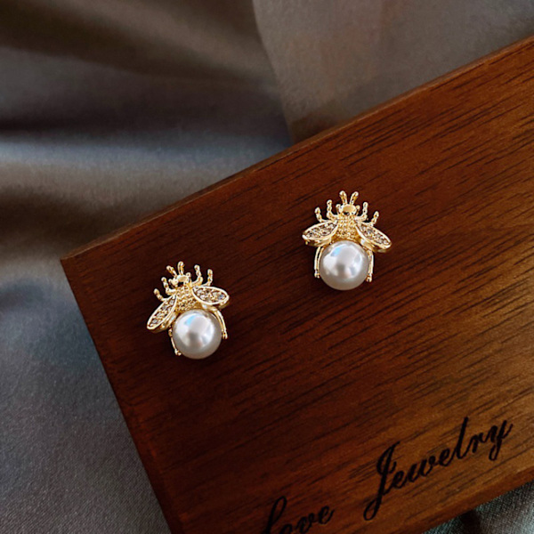 Utsökt Honey Bee Pearl Örhängen Mode Temperament Mångsidig Litet örhänge Elegant Lady Smycken Present för kvinnor Tjej
