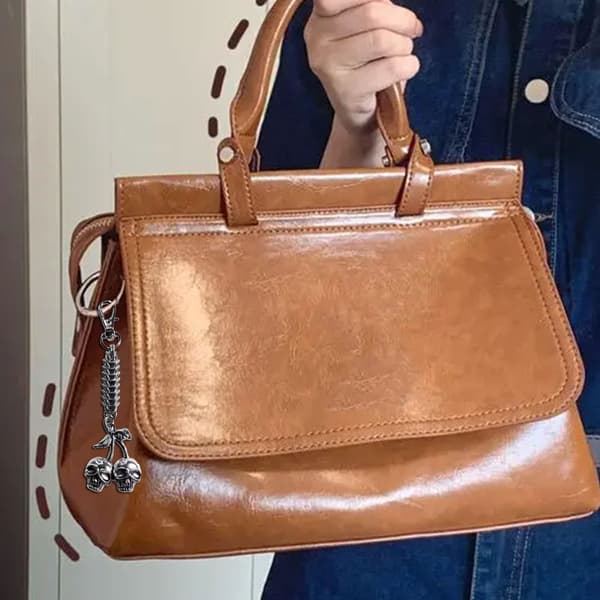 Distinktiv Nyckelring med Dödskalle och Körsbär i Legering, Modeaccessoar för Väskor