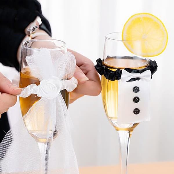 2 st bröllopsvin champagneglas kopp brudgum svart vit klänning present
