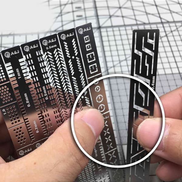Multifunktionel udskæringslineal til præcis modelbygning stencil