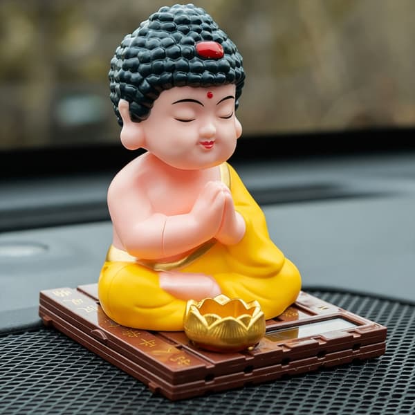 Zen-stil Solar Nikker Buddha-statue Bilpynt ABS for fredelig kørsel