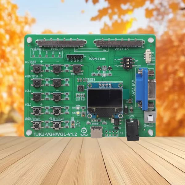 Programmerbar spenningskontrollmodul for flere elektroniske systemer