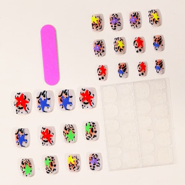 Fargerikt stjernefirkantet kunstig press-on manikyrsett med leopardmønster